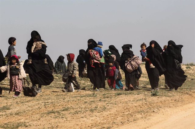 Archivo - Mujeres y niños huyen de Baghuz, el último reducto del 'califato' de Estado Islámico en Siria, en febrero de 2019