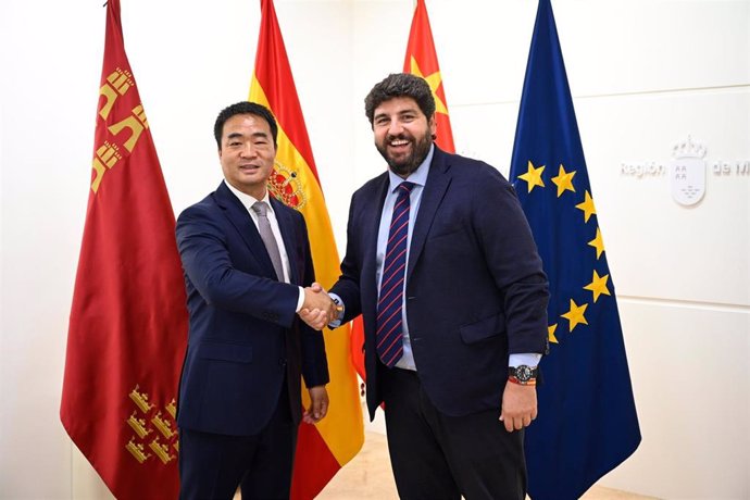 El presidente de la Región de Murcia, Fernando López Miras, se reunió en el Palacio de San Esteban con el CEO de Huawei España, Eric Li