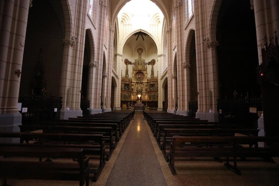 Archivo - Interior de la Parroquia de Santa Cruz en Madrid.