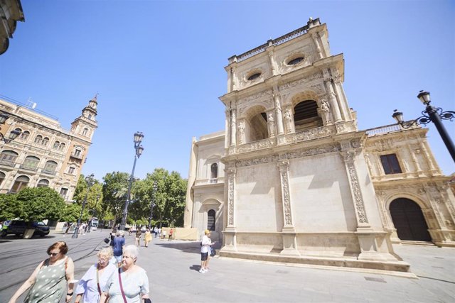 Archivo - Detalle de la fachada lateral del Ayuntamiento de Sevilla.