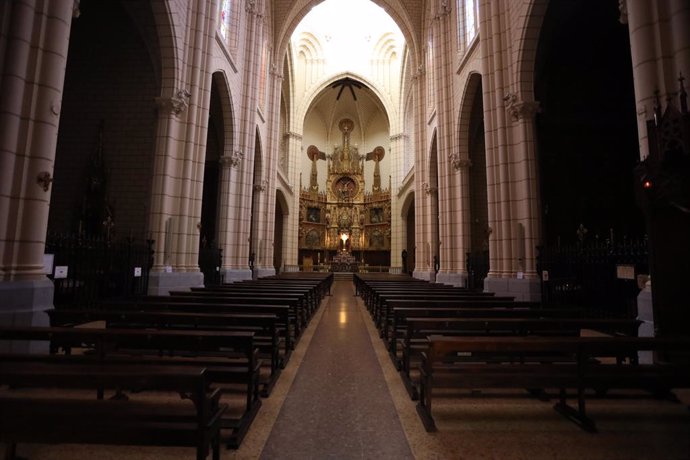 Archivo - Interior de la Parroquia de Santa Cruz que tiene las puertas abiertas pero la celebración de las misas están suspendidas para evitar las aglomeraciones y controlar así la expansión del Covid-19. En Madrid, (España), a 28 de abril de 2020.