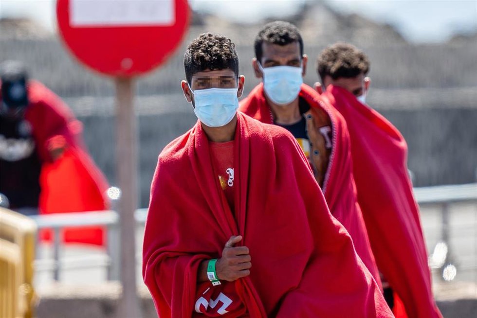 Archivo - Varios de los 34 migrantes que han sido rescatados por Salvamento Marítimo, cuando iban en una patera, en el Muelle de La Cebolla, a 1 de septiembre de 2021, en Lanzarote, Islas Canarias (España). La patera con los migrantes fue avistada al no