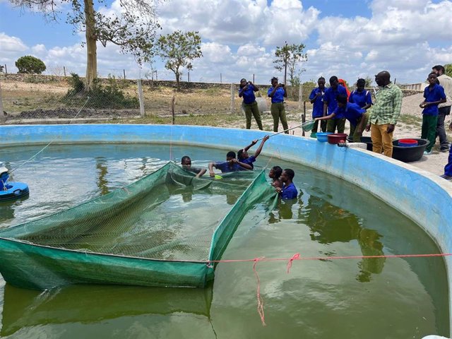 Jovenes de FP de un centro en Nacuxa (Mozambique) en el que colabora Manos Unidas