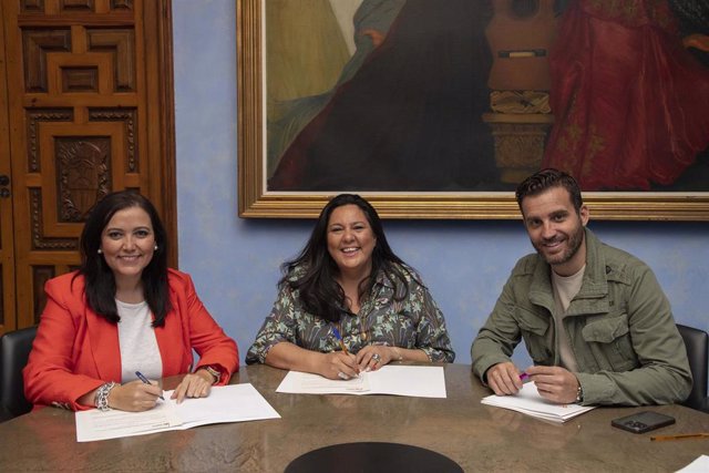 Firma de un convenio de colaboración entre el Iprodeco y el Ayuntamiento de Puente Genil (Córdoba).