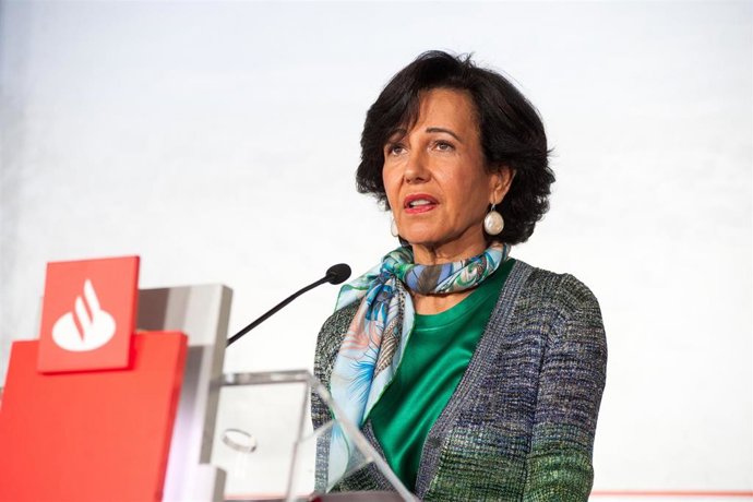 Archivo - La presidenta de Banco Santander, Ana Botín, en la presentación de resultados de 2020.