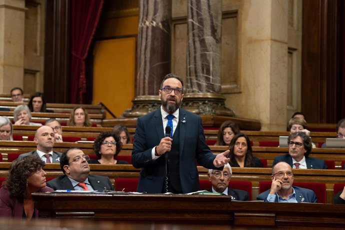 El conseller de Territori, Juli Fernández, intervé durant una sessió de control en el ple del Parlament