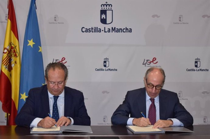 El consejero de Hacienda y Administraciones Públicas, Juan Alfonso Ruiz Molina, y el presidente del Consejo Regional de Cámaras, Mariano León Egido.