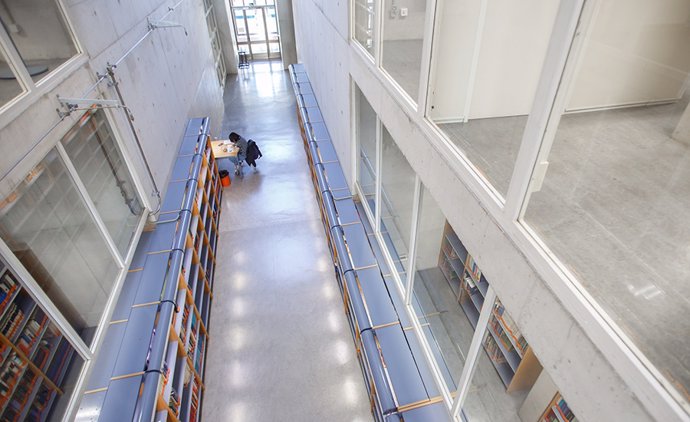 Archivo - Una estudiante, en la Biblioteca de la UPNA del Campus de Arrosadia.