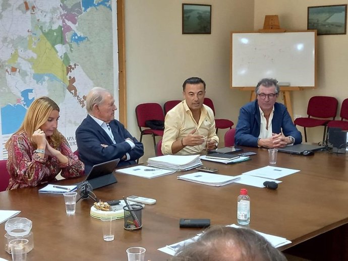 Reunión de delegados de la Junta de Andalucía con la comunidad de regantes Ingeniero Eugenio Olid.