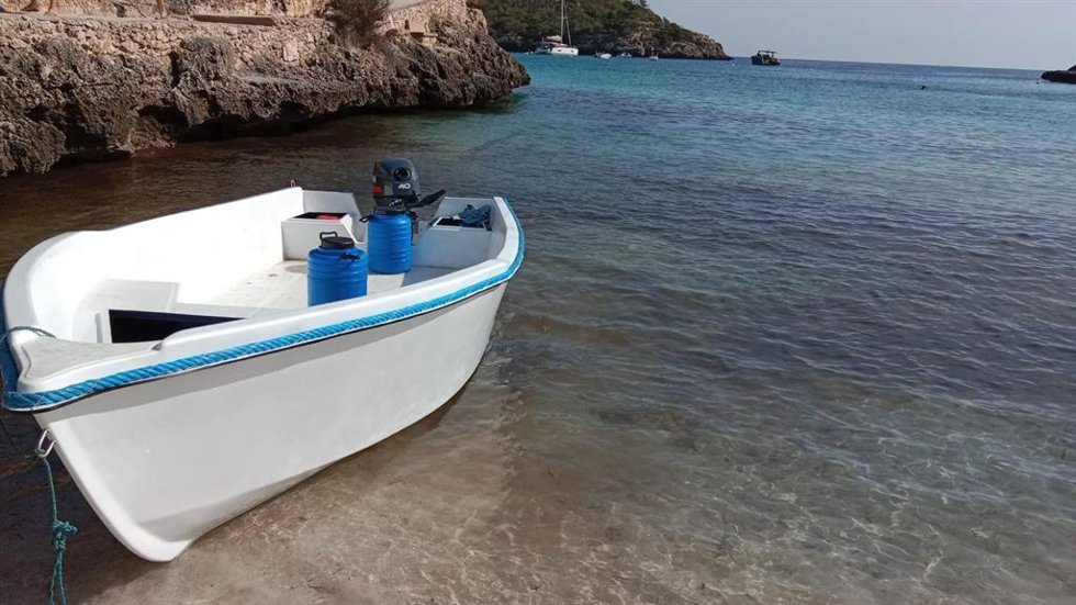 Patera arribada a la playa de s'Amarador de Santanyí