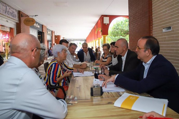 Reunión del alcalde de Sevilla, Antonio Muñoz, con vecinos de Santa Clara.