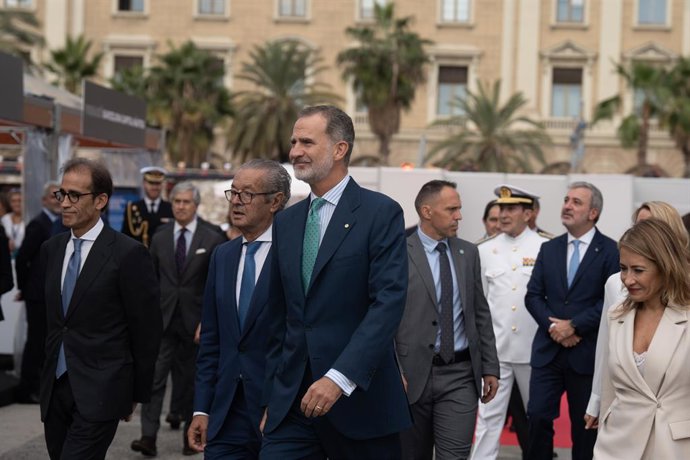 El rei Felip VI i la ministra de Transports, Mobilitat i Agenda Urbana, Raquel Sánchez, durant la inauguració de la 60a edició del Saló Nutic de Barcelona