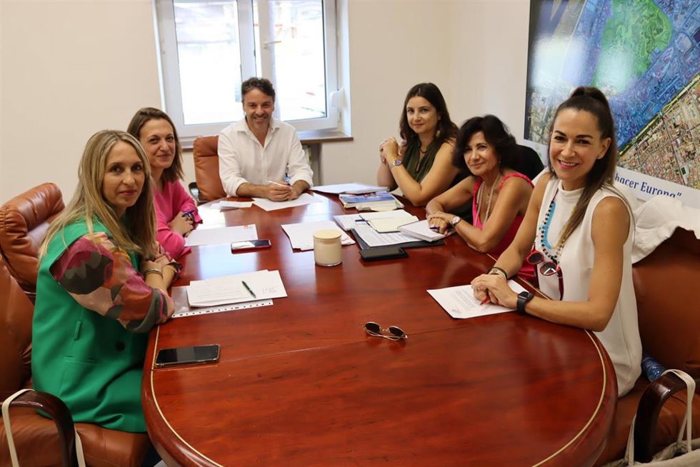 Reunión del gobierno municipal de Huelva y la asociación Nuevos Horizontes.