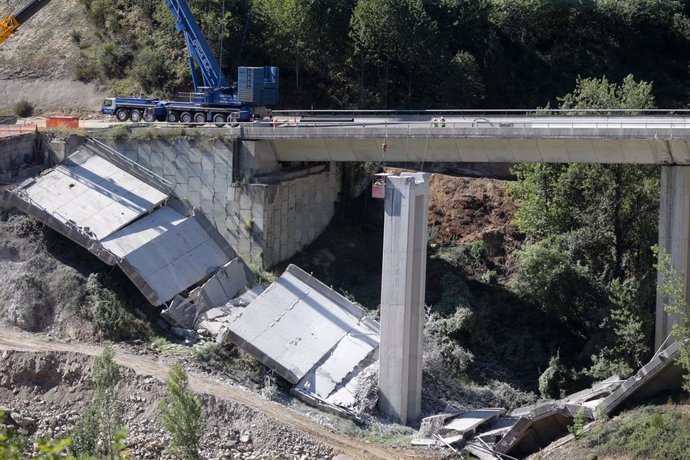Archivo - Grúas trabajan durante el desmontaje de las pilas 1 y 2 del viaducto de O Castro, en el kilómetro 430 sentido A Coruña de la autovía A-6, en Vega de Valcarce, a 21 de septiembre de 2022, en Vega de Valcarce, León, Castilla y León.