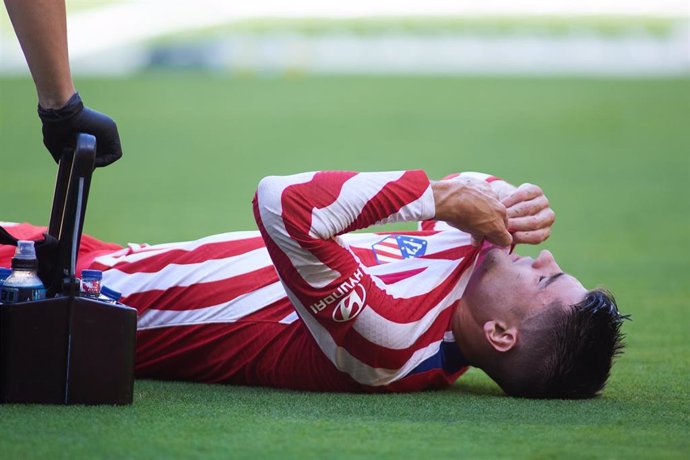 Álvaro Morata en el momento de su lesión durante el Cádiz-Atlético de Madrid