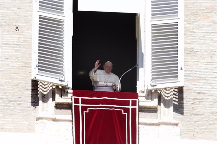 El Papa Francisco pronuncia la oración del Ángelus en la Plaza de San Pedro del Vaticano. 