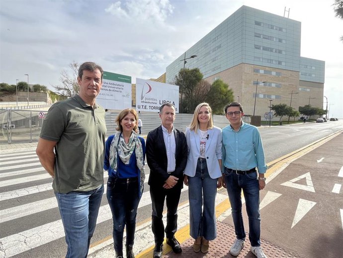La portavoz del PP Andaluz, Maribel Sánchez, y el parlamentario Pablo Venzal, acompañados por Julia Ibáñez, Juan José Salvador y Manuel Guzmán