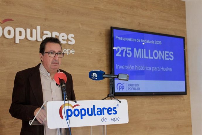 El presidente del PP de Huelva, Manuel Andrés González, en rueda de prensa para valorar los presupuestos andaluces para 2023