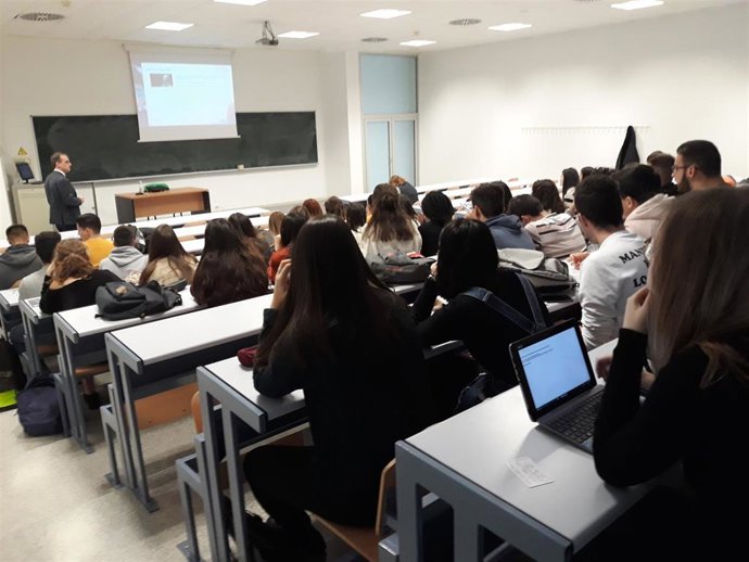 Conferencia sobre perfiles profesionales en el ámbito de la logística celebrada dentro de la Cátedra APL.