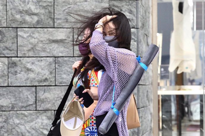 Una mujer pasea por las calles de Hong Kong 