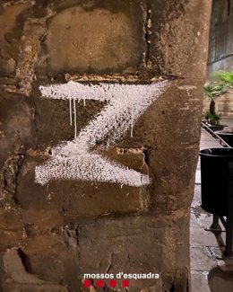 Imatge d'una de les pintades que realitzava feia l'home, en llibertat amb crrecs, a faanes d'edificis emblemtics