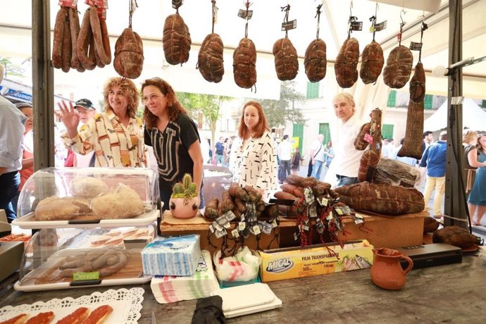 La presidenta del Consell, Catalina Cladera, acompañada de la alcaldesa Xisca Mora, visita la Fira de Porreres