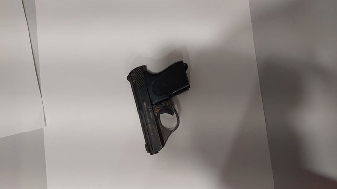 Arma de fogueo intervenida por la policía