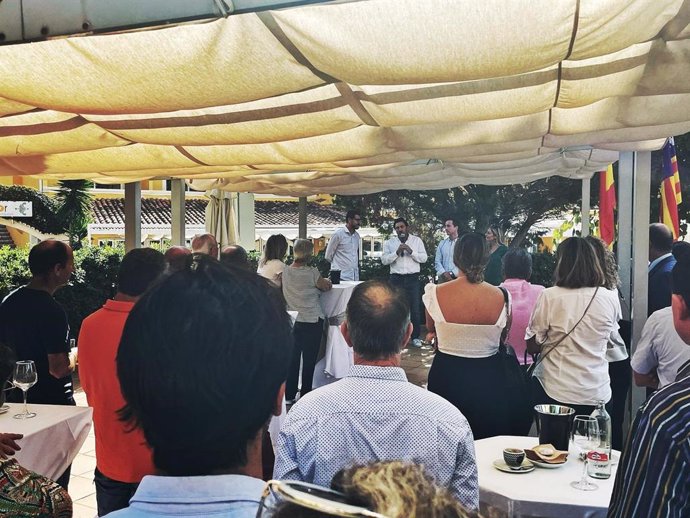 El candidato del PP a la alcaldía de Calvi se reúne con afiliados y simpatizantes del partido en el municipio