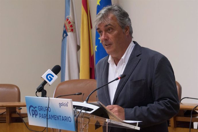 Archivo - El portavoz parlamentario del PPdeG, Pedro Puy, en rueda de prensa