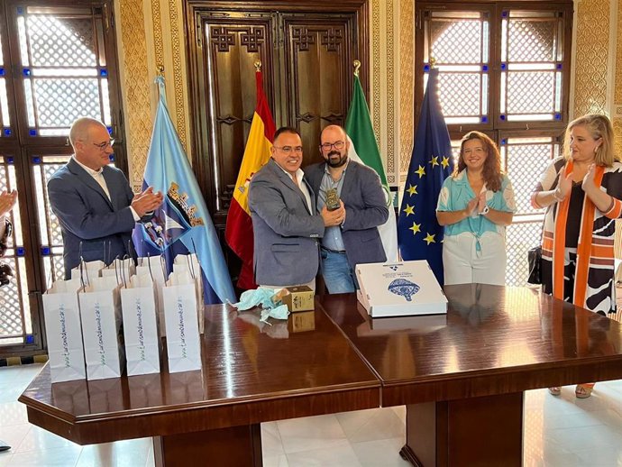 Los alcaldes de Almuñécar, Juan José Ruiz Joya, y Cariñena, Sergio Ortiz, municipios hermanados.