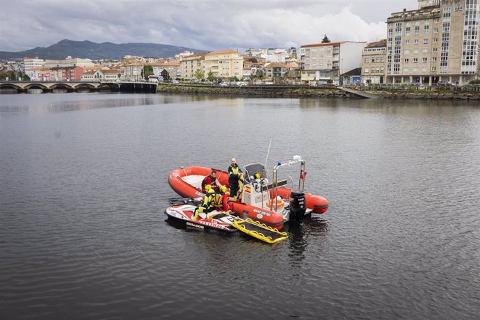 Dos lanchas de bomberos en un dispositivo de búsqueda en la Ría de Pontevedra, a 28 de octubre de 2022, en Pontevedra, Galicia.