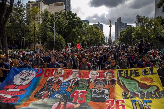 Archivo - Manifestación en recuerdo de los 43 'normalistas' de Ayotzinapa