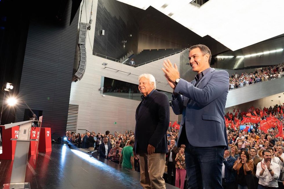 El expresidente del  gobierno Felipe González (i) y el presidente del Gobierno Pedro Sánchez (d) a su llegada al acto público organizado por el PSOE para conmemorar el 40 aniversario de la primera victoria electoral socialista en 1982 en FIBES, a 29 de 