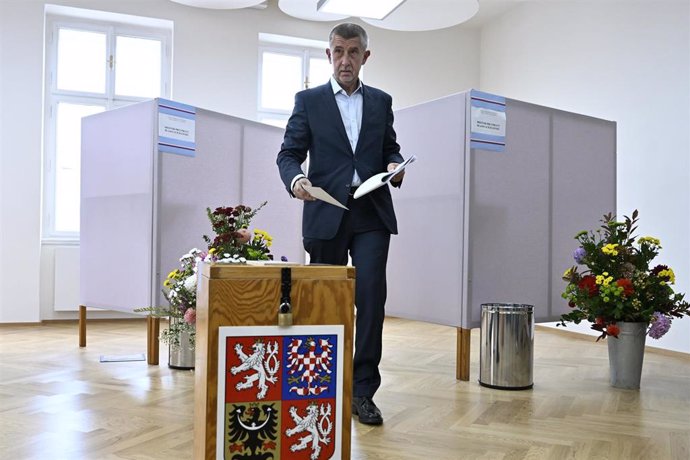 Archivo - Andrej Babis deposita su voto en las pasadas elecciones presidenciales. Archivo. 