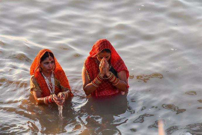 30 October 2022, India, Kolkata: Devotees offer prayers and gifts to Sun god on the occasion of Chhath puja festival. Photo: Debarchan Chatterjee/ZUMA Press Wire/dpa