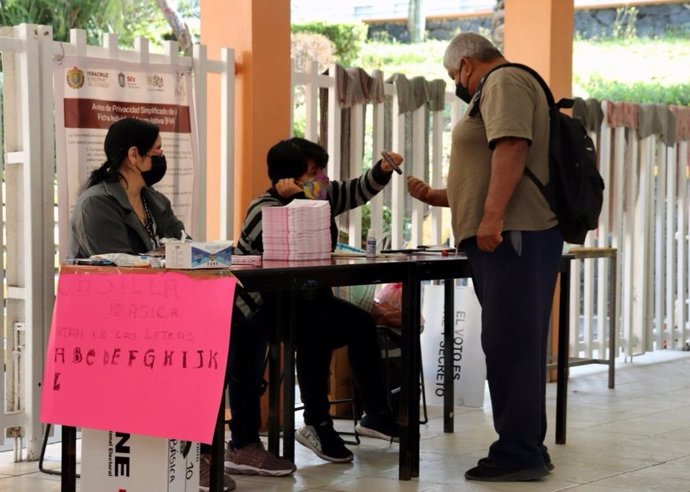 Archivo - Votación del referéndum revocatorio de Andrés Manuel López Obrador