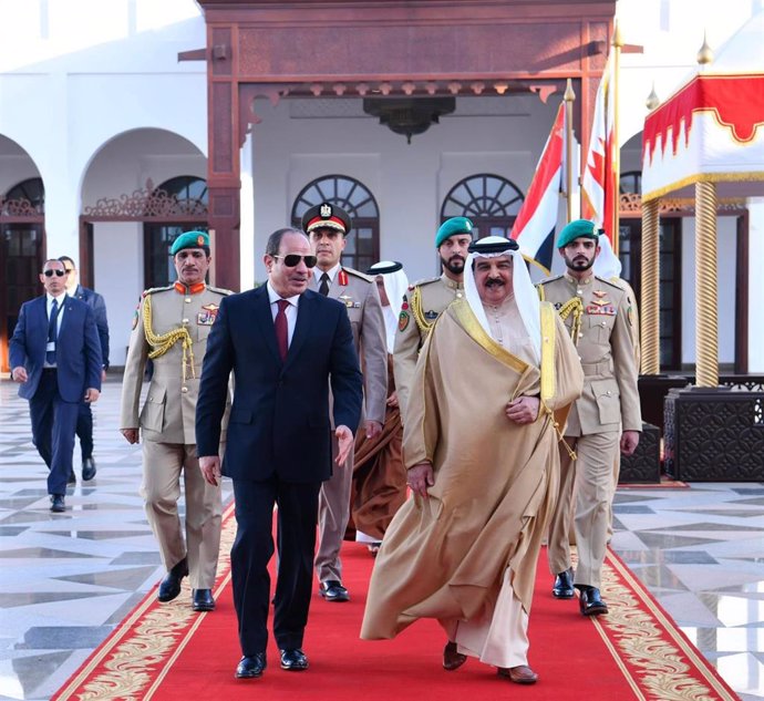 Jalifa bin Salman al Jalifa y el presidente de Egipto.