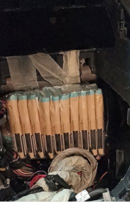 Intervenido en La Línea (Cádiz) un vehículo procedente de Gibraltar con 240 sobres de tabaco de liar en un doble fondo