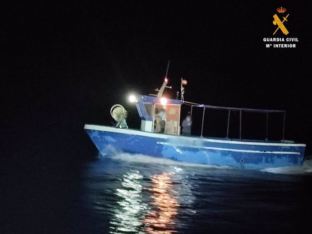 A prisión cuatro tripulantes de un pesquero acusados de introducir ilegalmente a 29 argelinos en Carboneras (Almería)