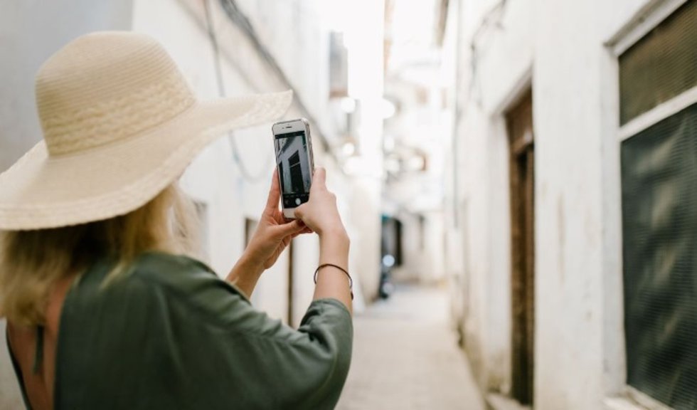 Archivo - Turista tomando una fotografía