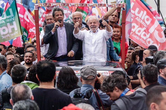 El presidente electo de Brasil, Lula da Silva,  durante un mitin electoral en Guarulhos.