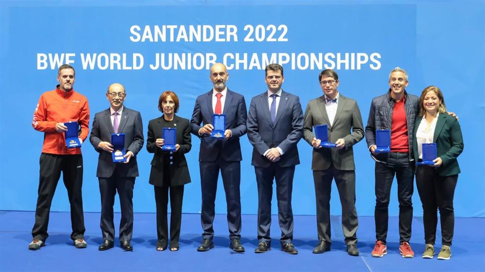 Zuloaga recoge la distinción del Campeonato del Mundo Junior de Bádminton concedida al Gobierno por la colaboración institucional con este torneo