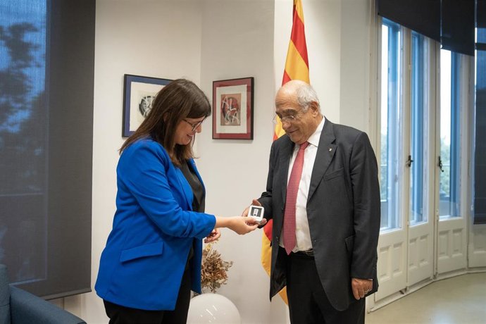 La exconsellera de Investigación y Universidades de la Generalitat Gemma Geis entrega un pendrive en el traspaso de su cartera al nuevo conseller de Investigación y Universidades, Joaquim Nadal, en el departamento de Universidades e Investigación, a 11 
