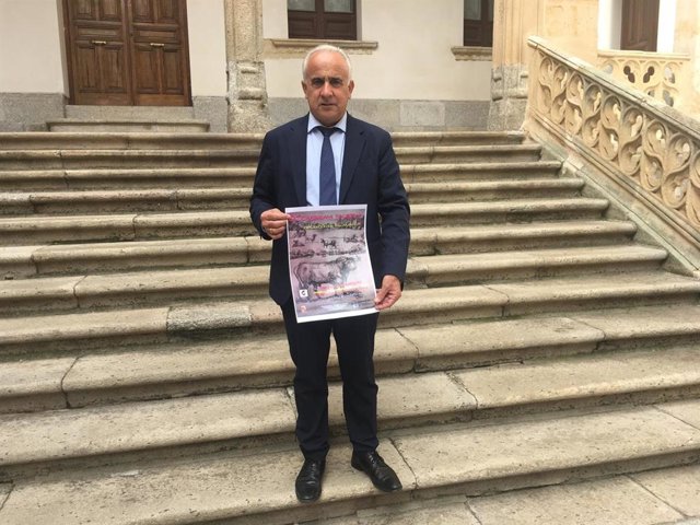 El diputado provincial de Deportes de Salamanca, Jesús María Ortiz, con el cartel de la prueba.