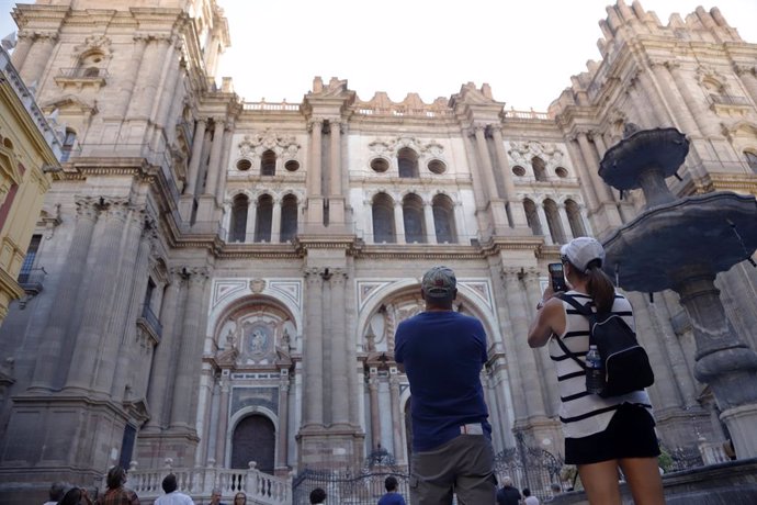 Archivo - Cientos de turistas recorren el Centro Histórico visitando gratuitamente los museos abiertos por el Día Mundial del Turismo, a 27 de septiembre de 2022 en málaga (Andalucía, España) 