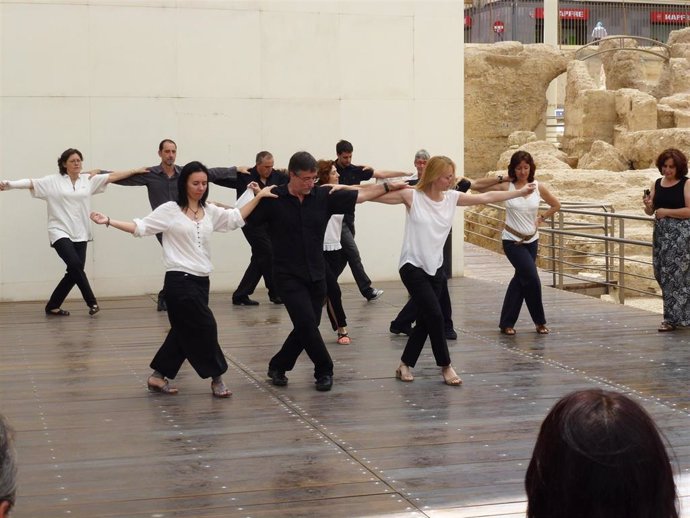 Archivo - Baile de danzas griegas en el museo del Foro de Zaragoza.