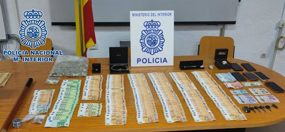 Dinero intervenido a la red de prostitución.