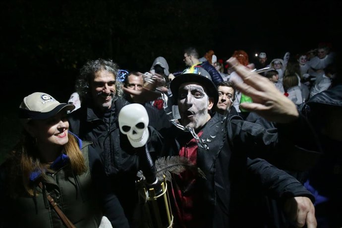 Varias personas disfrazadas participan en la ruta del terror de Quiroga por Halloween, a 30 de octubre de 2022, en Quiroga, Lugo, Galicia (España). La ruta del terror de Quiroga celebra su tercera edición con motivo del Halloween y lo hace con récord de