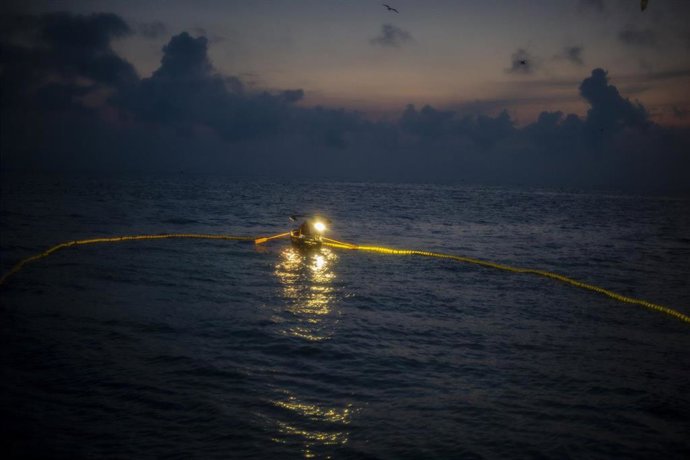 Archivo - La chalupa apoya a la pesca de la anchoa en el amanecer.