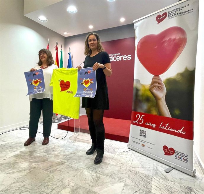 La presidenta de Admo, Virtudes Carrasco, y la concejal de Comercio, María Ángeles Costa, presentan la campaña de donación de médula ósea